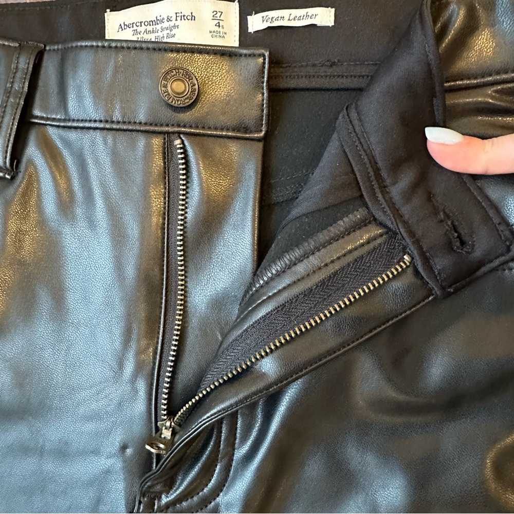 Abercrombie & Fitch Curve Love Vegan Leather Ankle Straight Pants - Picture 4 of 8